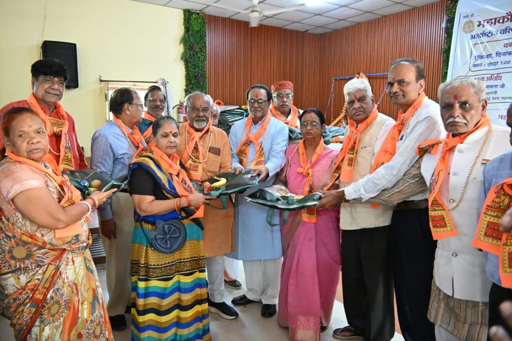 मुख्य अतिथि दीपक सावला के संयोजन में महाकौशल क्षेत्रीय गहोई वैश्य वरिष्ठ संघ, अंतर्राष्ट्रीय वरिष्ठजन दिवस पर कर रहा वरिष्ठजनों का सम्मान