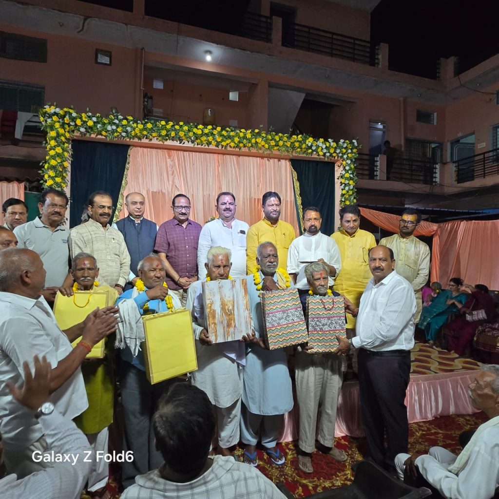 महालक्ष्मी व श्राद्ध पर्व पर वृद्धाश्रम पहुंचे लखनलाल गुप्ता, बुजुर्गों को भेंट किए उपहार