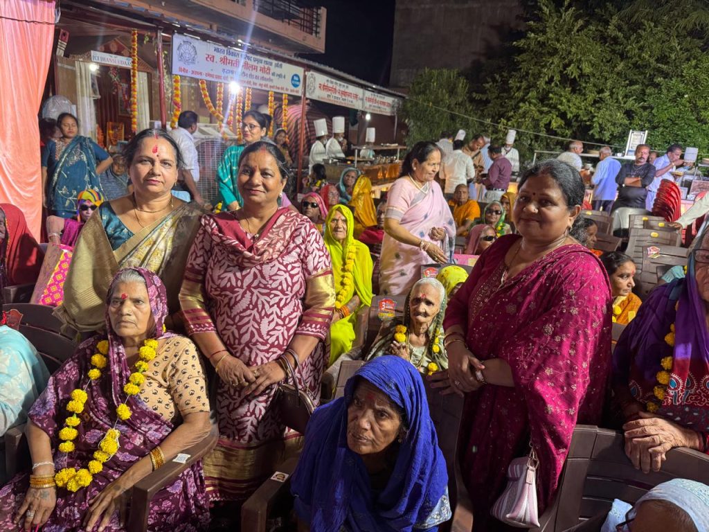 महालक्ष्मी व श्राद्ध पर्व पर वृद्धाश्रम पहुंचे लखनलाल गुप्ता, बुजुर्गों को भेंट किए उपहार
